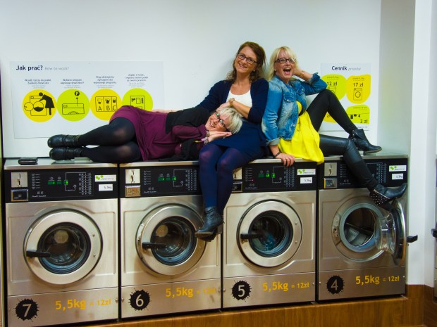 Fantastisk FOTOSHOOT inne på et vaskeri med mine venninner, Elin & Anita i Krakow :-D